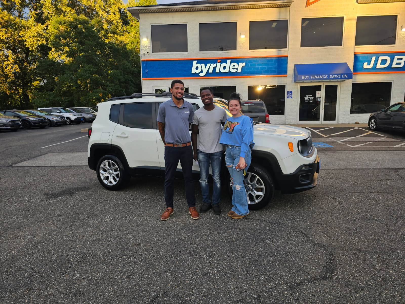 Byrider Akron customers with their used Jeep Renegade at the Akron, Ohio dealership