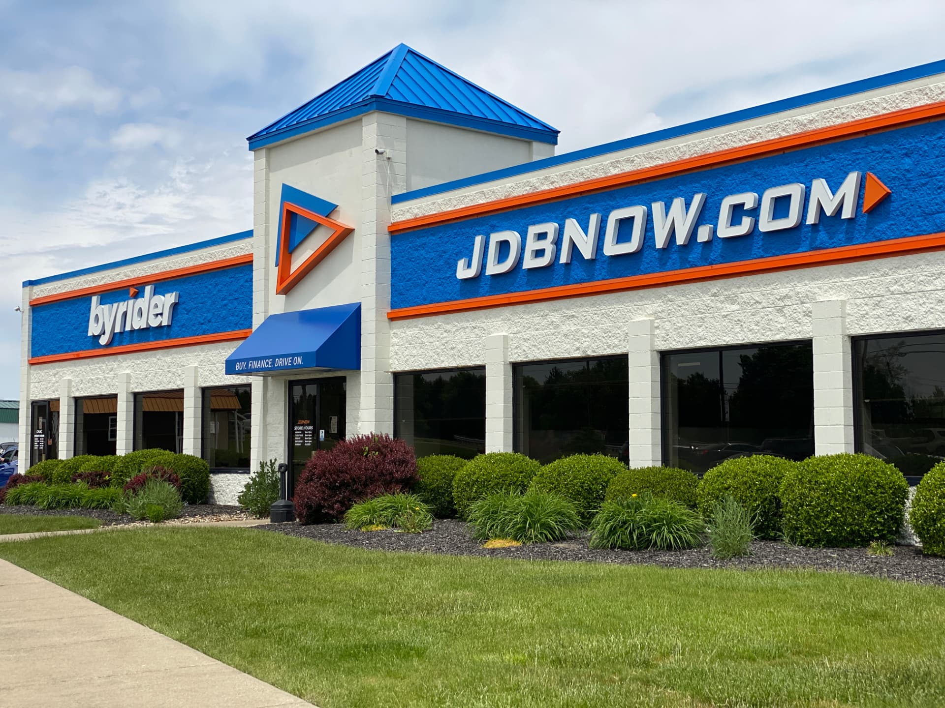 Byrider Mansfield used car dealership storefront at 1810 W 4th St, Mansfield, Ohio, with landscaped beds along the building